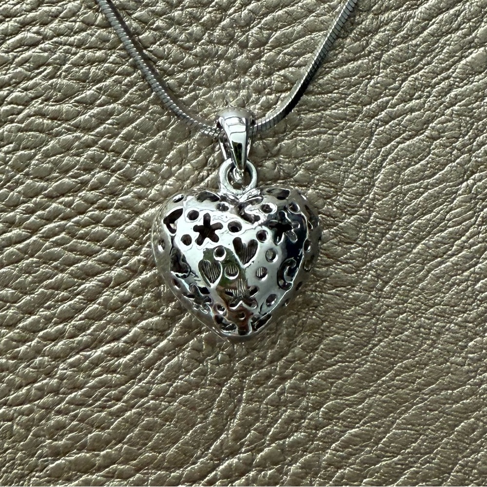 Elegant Silver Heart Pendant Necklace with Cubic Zirconia - Picture 7 of 10
